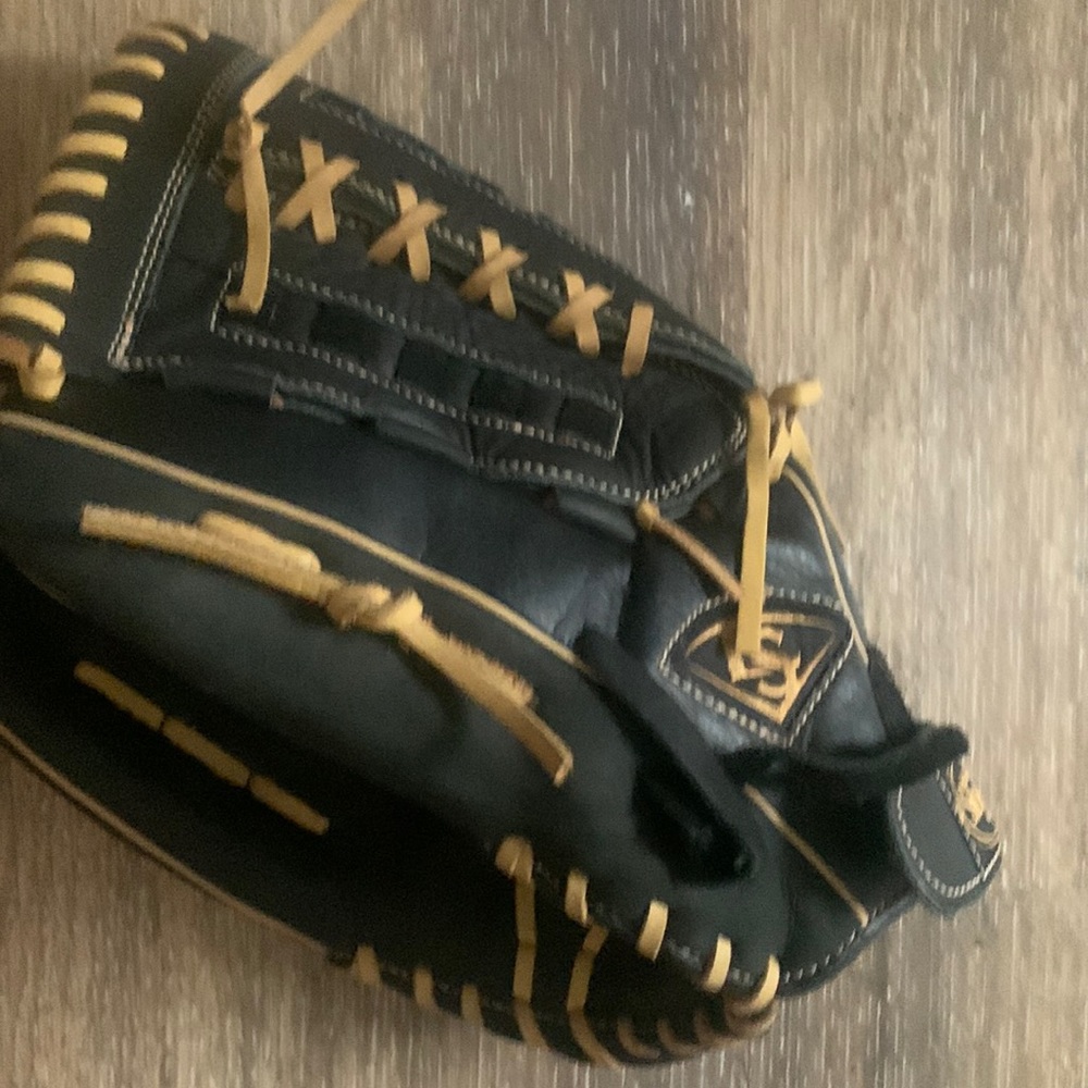 Louisville  Slugger baseball glove